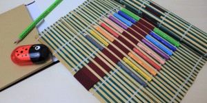 Beitragsbild des Blogbeitrags DO-WHAT? Wie du Kreativität (bei Kindern) fördern kannst & eine DIY Bambusmatten-Stifte-Aufbewahrung 