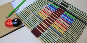 Beitragsbild des Blogbeitrags DO-WHAT? Wie du Kreativität (bei Kindern) fördern kannst & eine DIY Bambusmatten-Stifte-Aufbewahrung