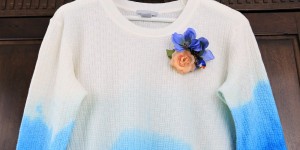 Beitragsbild des Blogbeitrags Vogel-Blumenanstecker auf Dip Dye Pullover
