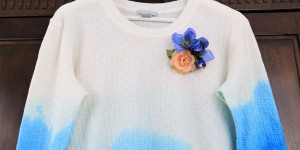 Beitragsbild des Blogbeitrags Vogel-Blumenanstecker auf Dip Dye Pullover 