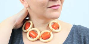 Beitragsbild des Blogbeitrags DIY 60ies Statement Halskette aus Vorhangringen