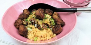 Beitragsbild des Blogbeitrags Feigencouscous mit würzigen Fleischbällchen
