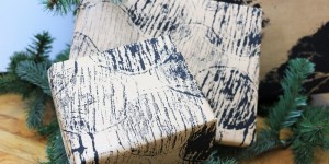 Beitragsbild des Blogbeitrags Geschenkpapier mit Holzdruck gestalten