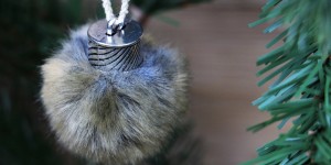 Beitragsbild des Blogbeitrags Kunstpelzkugeln für den Weihnachtsbaum