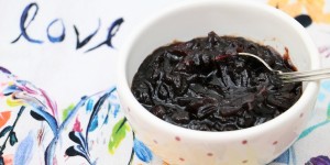 Beitragsbild des Blogbeitrags simples Rezept für die nächste Burger-Party: Granatapfel Zwiebel Chutney 