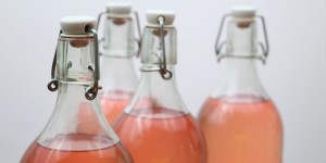 Beitragsbild des Blogbeitrags Fliedersirup selber machen