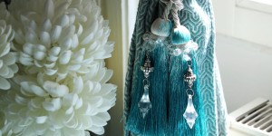 Beitragsbild des Blogbeitrags DIY Quasten Raffhalter – ein wenig Palast-Feeling für jedes Wohnzimmer