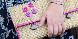 Beitragsbild des Blogbeitrags Bestickte Bast Clutch – wie aus einem Tischset eine schicke Tasche wurde