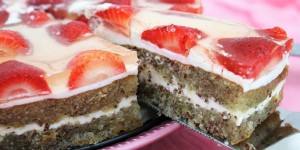 Beitragsbild des Blogbeitrags Erdbeer-Cremetorte mit Leinsamenboden und Fliederspiegel