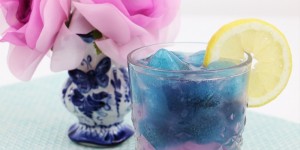 Beitragsbild des Blogbeitrags Mein Sommerdrink 2018: Spritzig blauer Schmetterlingsdrink 