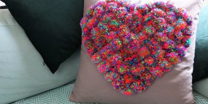 Beitragsbild des Blogbeitrags herziger PomPom Polster 