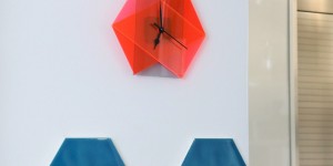 Beitragsbild des Blogbeitrags [Anzeige] Hexagon-Wanduhr aus Plexiglasplatten 