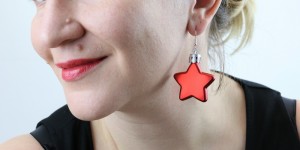 Beitragsbild des Blogbeitrags DIY Weihnachtsohrringe aus Weihnachtsbaumschmuck 