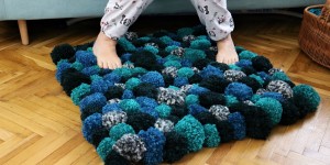 Beitragsbild des Blogbeitrags kuscheliger DIY PomPom Teppich