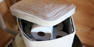 Beitragsbild des Blogbeitrags Ein Seil- Klopapierkorb fürs Gartenhäuschen