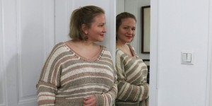 Beitragsbild des Blogbeitrags gestreifter Sommerpulli – wie du beim rund stricken die Fäden mitlaufen lässt 
