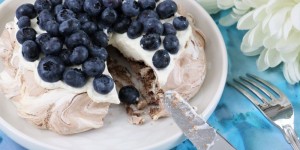 Beitragsbild des Blogbeitrags ‘Dreams come true’ Schokoladen Pavlova mit Heidelbeeren