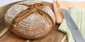 Beitragsbild des Blogbeitrags Dein erstes Brot mit deinem selbst genährtem Sauerteigansatz 
