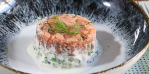 Beitragsbild des Blogbeitrags Lachstatar auf Gurkensalat