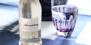 Beitragsbild des Blogbeitrags Lavendelsirup für den nächsten Sommerspritz 