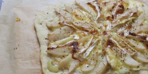 Beitragsbild des Blogbeitrags Birnen Camembert Flammkuchen