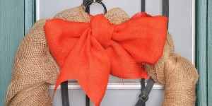 Beitragsbild des Blogbeitrags 5 Minuten DIY: Herbstkranz mit Schleife