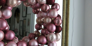Beitragsbild des Blogbeitrags DIY Weihnachtskugelnkranz