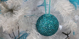 Beitragsbild des Blogbeitrags Pailletten Kugel für den Weihnachtsbaum