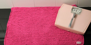 Beitragsbild des Blogbeitrags selbst gestrickte Badematte