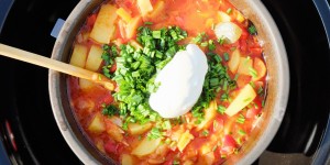 Beitragsbild des Blogbeitrags BBQ-Kartoffelragout im Römertopf mit Gewinnspiel*