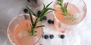 Beitragsbild des Blogbeitrags Tchin Tchin Day: Rosemary Blueberry Smash