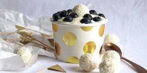 Beitragsbild des Blogbeitrags Frozen Yogurt mit Raffaelo-Topping und Heidelbeeren 