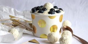 Beitragsbild des Blogbeitrags Frozen Yogurt mit Raffaelo-Topping und Heidelbeeren
