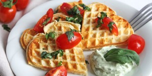 Beitragsbild des Blogbeitrags Parmesanwaffeln mit Basilikumdip