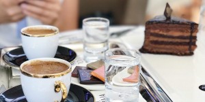 Beitragsbild des Blogbeitrags Gnä‘ Frau, Ihr Verlängerter – Wiener Kaffeehauskultur 