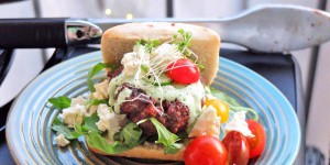 Beitragsbild des Blogbeitrags 30 Minuten Küche: Burger auf griechische Art