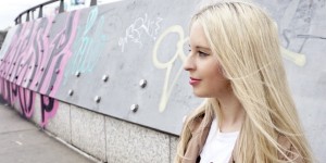 Beitragsbild des Blogbeitrags FASHION: WHITE SHIRT WITH PATCHES MEETS BLACK DENIM 