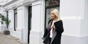Beitragsbild des Blogbeitrags FASHION: KIND OF BRIT CHIC - LEATHER SKIRT AND KNIT SWEATER 