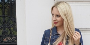 Beitragsbild des Blogbeitrags FASHION: RED FLOUNCE DRESS HITS THE STREETS