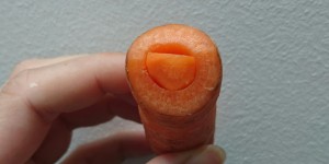 Beitragsbild des Blogbeitrags Benutze Karotte mit Messer und Bohrern! – oder: Wie baut man eine Flöte in wenigen Minuten?