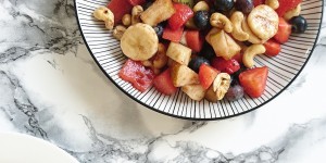 Beitragsbild des Blogbeitrags OBSTSALAT MIT ZIMT UND CASHEWKERNEN