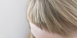 Beitragsbild des Blogbeitrags LEBEN MIT KINDERN - ECHT JETZT! MEIN KIND HAT SICH SELBST DIE HAARE GESCHNITTEN