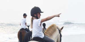 Beitragsbild des Blogbeitrags BALI MIT KINDERN - HORSE RIDING IN BALI