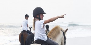 Beitragsbild des Blogbeitrags BALI MIT KINDERN - INSIDE TIPP - REITEN AN EINEM UNBERÜHRTEN STRAND 