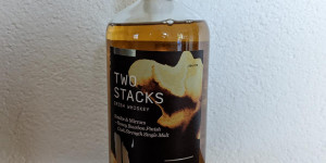 Beitragsbild des Blogbeitrags Two Stacks Smoke & Mirrors Honey Bourbon Finish 