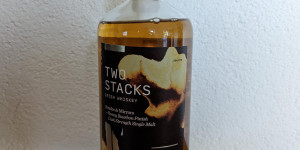 Beitragsbild des Blogbeitrags Two Stacks Smoke & Mirrors Honey Bourbon Finish