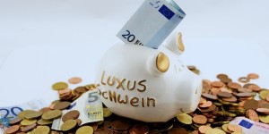 Beitragsbild des Blogbeitrags {Lifestyle} Spare(n macht)froh oder warum man den (Geiz)kragen lockern sollte