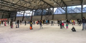 Beitragsbild des Blogbeitrags Eislaufen mit Kleinkind in der Kunsteisarena Ternitz 