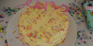 Beitragsbild des Blogbeitrags Zuckerfreie Geburtstagstorte backen