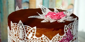 Beitragsbild des Blogbeitrags Kleine Cake Lace Geburtstagstorte
